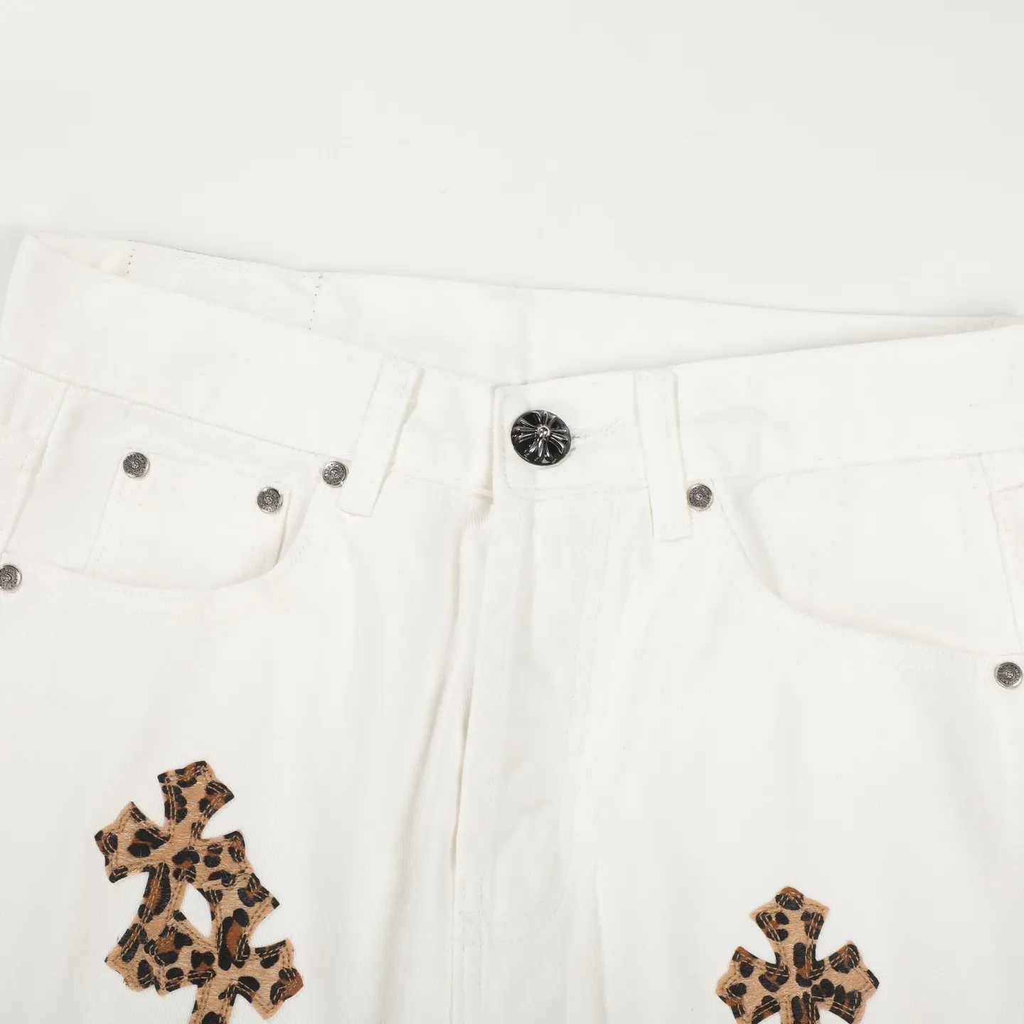 P250 Chrome Hearts Mattyboy graffiti painted leopard print horse hair cross jeans Special Italian cowhide print and cut Customized sheepskin three-layer thick thread leather The whole body is spliced in heavy water washing process Craftsmen hand-splash ink You can see the details Three-dimensional cutting version Loose and comfortable without picking up the figure Make you taller and slimmer Factory Seiko Original quality control Same style for men and women Can be matched with couples Versatile recommendation Necessary jeans for all seasons Color: White Size: 28/30/32/34 Waist: 71/76/81/86 Hips: 95/100/105/110 Pants length: 98/100/102/104